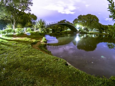 Sao Paulo, Brezilya, 01 Nisan 2018. Göl Ibirapuera Park, gece demir köprü görünümü