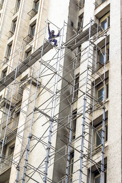 圣保罗 2016年3月29日 圣保罗市中心达奥通酒店旧楼改造修复工作的男子 — 图库照片