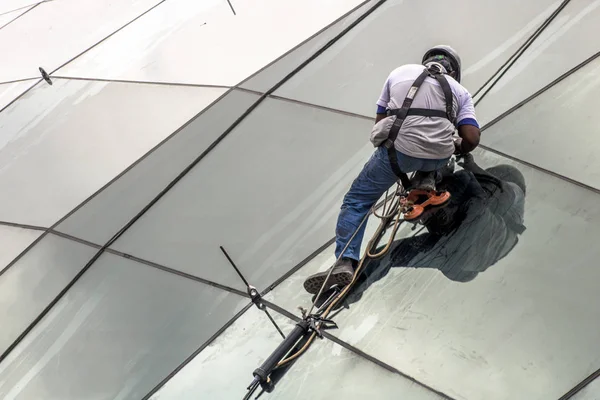 Sao Paulo Brazil January 2017 Worker Installs Glass Plates Roof — Stock Photo, Image