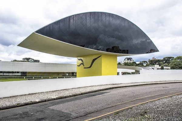 2017年12月30日 巴西库里库 尼迈耶博物馆前面 位于巴西巴拉那州州首府库里市 那是多云的一天 — 图库照片