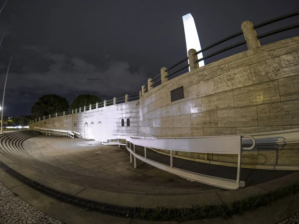 圣保罗 2018年4月01日 诺富特伊比拉普埃拉公园的方尖碑 晚上在巴西圣保罗 这座纪念碑是1932年宪政革命的象征 — 图库照片