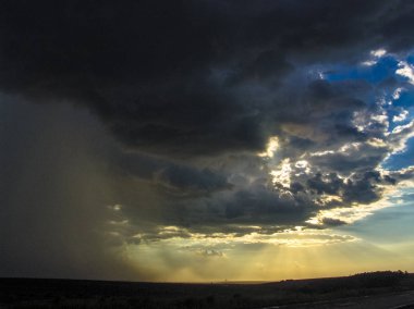 Karanlık bulutlar ve yağmur alan Brezilya