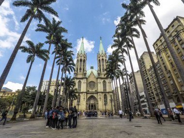 Sao Paulo, Brezilya, 14 Nisan 2018. Se Meydanı ve Se Büyükşehir Katedrali, Sao Paulo, Brezilya'nın yürüyen insanlar. Se Cathedral 1913 Neo Gotik tarzda inşa edilmiştir.