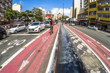 Sao Paulo, Brezilya, 14 Nisan 2018. Trafik ve Liberdade Bulvarı, Bisiklet yolundaki şehir Sao Paulo görünümünü