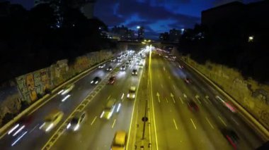 Doğu-Batı bağlantısındaki yoğun trafiğin son sürati, Radial Leste Bulvarı, geceleyin, Sao Paulo şehir merkezinde..