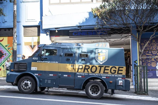 ブラジルのサンパウロ 2019年10月5日 ブラジル サンパウロ市のダウンタウンのオーガスタ通りに装甲トラック駐車場を保護します — ストック写真