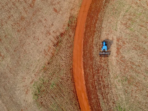 Letecký Pohled Traktor Který Obdělává Půdu Aby Zasadil Sóju Brazílii — Stock fotografie