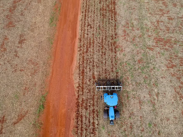在空中看到一辆拖拉机在巴西挖土种植大豆 — 图库照片