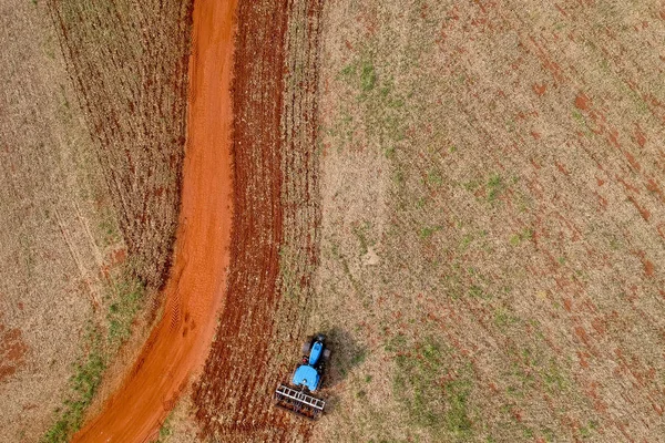 Luchtfoto Van Een Trekker Die Grond Bewerkt Sojabonen Planten Brazilië — Stockfoto