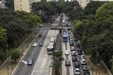 Sao Paulo, Brezilya, 12 Ekim 2016. Sao Paulo şehir merkezindeki Nove de Julho Caddesi 'nde trafik var.