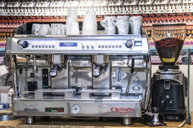 Sao Paulo, Brezilya, Ekim 05, 2019. Brezilya 'nın Sao Paulo şehrindeki barda kahve makinesi var.