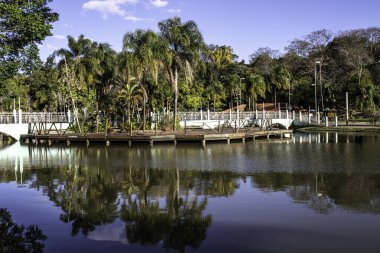 Aguas de Santa Barbara, Sao Paulo, Brezilya, 27 Eylül 2019. Brezilya 'nın Sao Paulo eyaletinin Aguas de Santa Barbara kentindeki belediye sağlık merkezi içindeki bahçeler, köprüler ve rıhtımlar.