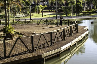 Aguas de Santa Barbara, Sao Paulo, Brezilya, 27 Eylül 2019. Brezilya 'nın Sao Paulo eyaletinin Aguas de Santa Barbara kentindeki belediye sağlık merkezi içindeki bahçeler, köprüler ve rıhtımlar.