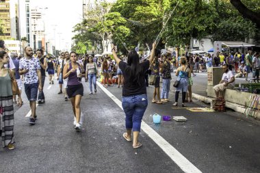Sao Paulo, SP, Brezilya, 16 Ekim 2016. Paulista Aberta projesi sırasında Sao Paulo şehir merkezindeki cadde arabalara kapalıyken insanlar Paulista Bulvarı 'nda eğleniyor.