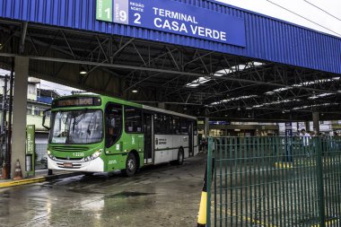 Sao Paulo, Brezilya, 17 Kasım 2017. Araçlar ve Yolcular Sao Paulo 'nun kuzeyindeki Casa Verde Otobüs Terminali' nde..