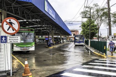 Sao Paulo, Brezilya, 17 Kasım 2017. Araçlar ve Yolcular Sao Paulo 'nun kuzeyindeki Casa Verde Otobüs Terminali' nde..