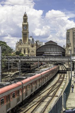 Sao Paulo, Brezilya, 14 Ocak 2018. Sao Paulo 'daki Luz tren istasyonunun yanındaki raylar. Luz tren istasyonu, 19. yüzyılın sonlarında inşa edilmiş bir tren istasyonu.