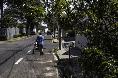 Marilia, Sao Paulo, Brezilya, Eylül 2019: Dondurma satıcısı Marilia şehrinin bir caddesinde yürüyor.