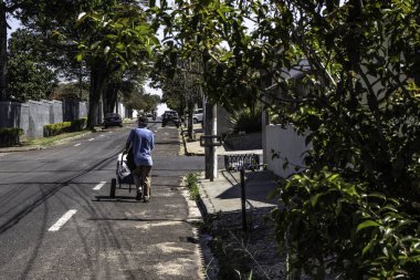 Marilia, Sao Paulo, Brezilya, Eylül 2019: Dondurma satıcısı Marilia şehrinin bir caddesinde yürüyor.