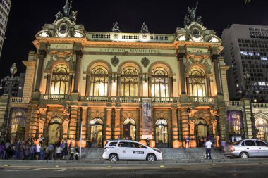 Sao Paulo, Brezilya, 05 Ekim 2017: Geceleri Sao Paulo belediye tiyatrosu. 1903 'te inşa edildi ve 1911' de Hamlet operasıyla açıldı..