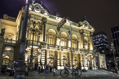 Sao Paulo, Brezilya, 16 Kasım 2017: Geceleri Sao Paulo Belediye Tiyatrosu Cephesi. 1903 'te inşa edildi ve 1911' de Hamlet operasıyla açıldı..