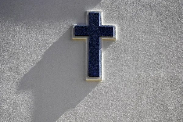 Kabartmalı Mavi Haç Beyaz Bir Duvarda — Stok fotoğraf