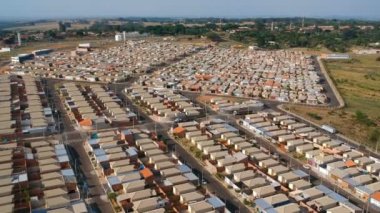 Brezilya Sao Paulo Eyaleti Federal Programı 'nın standart evlerinin hava görüntüsü.