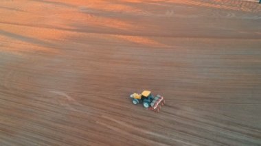 Mechanized planting of peanuts on a farm in Herculandia County