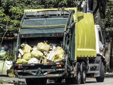 Sao Paulo, Brezilya, 20 Aralık 2018. Brezilya 'nın Sao Paulo şehrinde çöp kamyonu