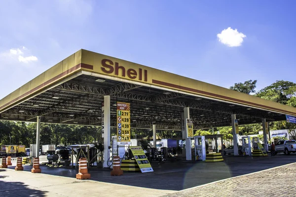 ブラジルのサンパウロ 2018年5月2日 サンパウロにおけるガソリン エタノール ディーゼルの価格とシェルのガソリンスタンドの表示 — ストック写真