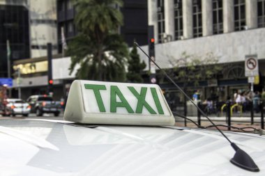 Sao Paulo şehrinin çatısında taksi tabelası var.
