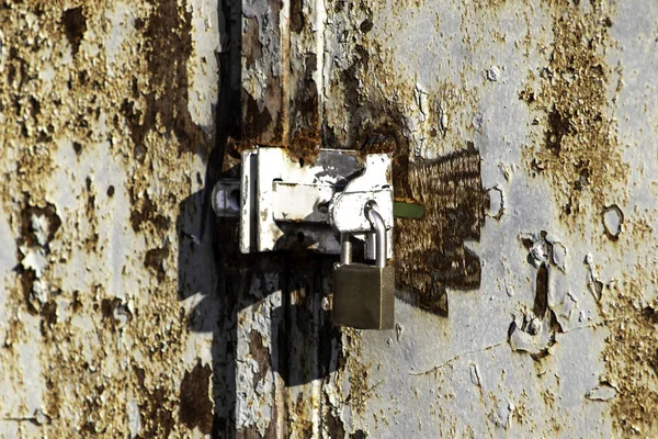Candado Cerrando Una Puerta Hierro Oxidado — Foto de Stock