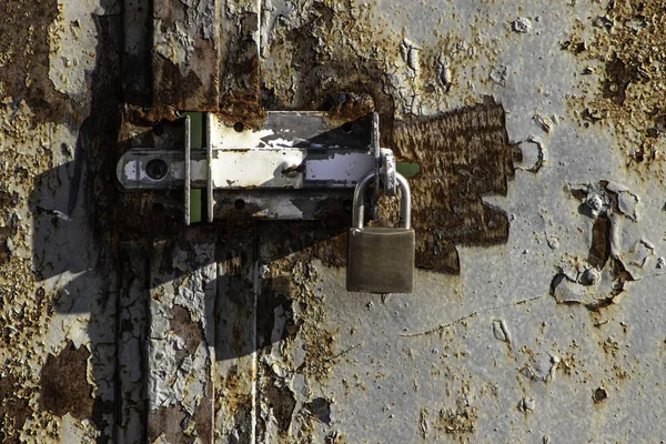 Padlock Closing Rusty Iron Gate — Stock Photo, Image