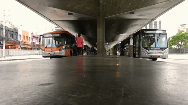 São Paulo Brasil Outubro 2019 Movemento Ônibus Passageiros Terminal Rodoviário — Vídeo de Stock