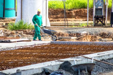 Bahia, Brezilya, 22 Ağustos 2013, Bahia 'nın kuzey kıyısındaki fabrika barakasının inşaatını yapan inşaat işçisi.