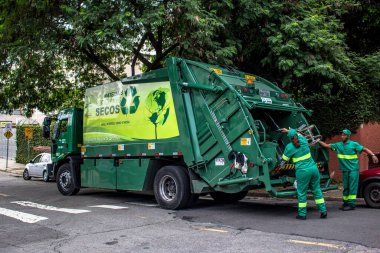 Sao Paulo, Brezilya, 27 Şubat 2015. Brezilya 'nın Sao Paulo şehrinde çöp kamyonu