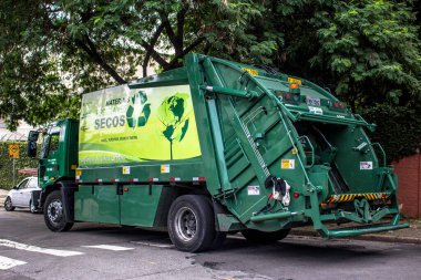 Sao Paulo, Brezilya, 27 Şubat 2015. Brezilya 'nın Sao Paulo şehrinde çöp kamyonu