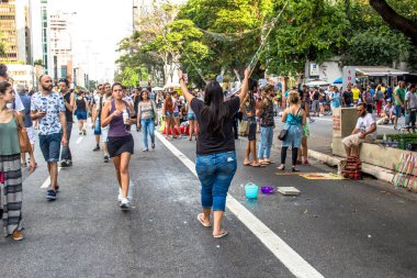 Sao Paulo, SP, Brezilya, 16 Ekim 2016. Paulista Aberta projesi sırasında Sao Paulo şehir merkezindeki cadde arabalara kapalıyken insanlar Paulista Bulvarı 'nda eğleniyor.