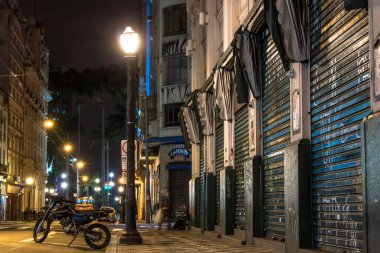 Sao Paulo, SP, Brezilya, 28 Nisan 2017. Sao Paulo 'nun tarihi merkezi Rua Benjamin Constant' a park etmiş bir motosikletin gece görüntüsü.