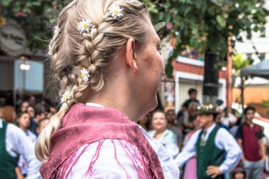 Sao Paulo, SP, Brezilya, 27 Mayıs 2017. Sao Paulo 'nun güneyindeki Brooklin Mahallesi sokaklarında yapılan tipik bir parti sırasında Alman Halk Dansları sunumu