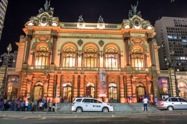 Sao Paulo, Brezilya, 05 Ekim 2017: Geceleri Sao Paulo belediye tiyatrosu. 1903 'te inşa edildi ve 1911' de Hamlet operasıyla açıldı..