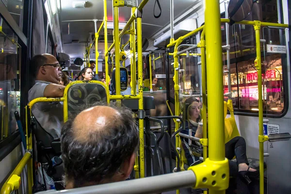 Sao Paulo Brazílie Října2016 Cestující Uvnitř Autobusu Paulista Avenue Noci — Stock fotografie