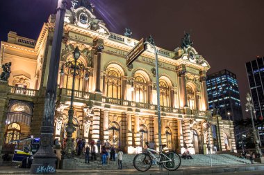 Sao Paulo, Brezilya, 16 Kasım 2017: Geceleri Sao Paulo Belediye Tiyatrosu Cephesi. 1903 'te inşa edildi ve 1911' de Hamlet operasıyla açıldı..