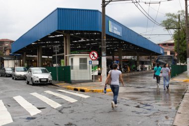 Sao Paulo, Brezilya, 17 Kasım 2017. Araçlar ve Yolcular Sao Paulo 'nun kuzeyindeki Casa Verde Otobüs Terminali' nde..