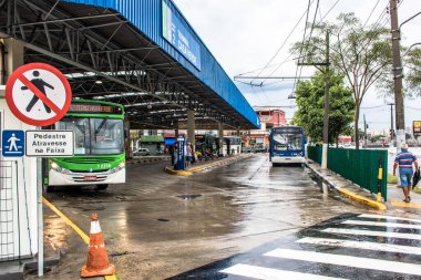 Sao Paulo, Brezilya, 17 Kasım 2017. Araçlar ve Yolcular Sao Paulo 'nun kuzeyindeki Casa Verde Otobüs Terminali' nde..