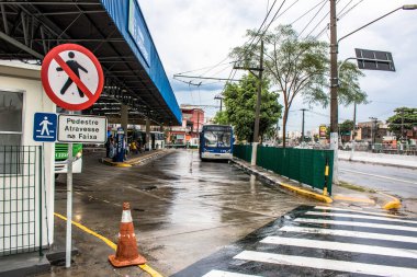 Sao Paulo, Brezilya, 17 Kasım 2017. Araçlar ve Yolcular Sao Paulo 'nun kuzeyindeki Casa Verde Otobüs Terminali' nde..