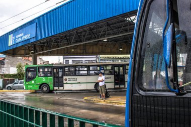 Sao Paulo, Brezilya, 17 Kasım 2017. Araçlar ve Yolcular Sao Paulo 'nun kuzeyindeki Casa Verde Otobüs Terminali' nde..