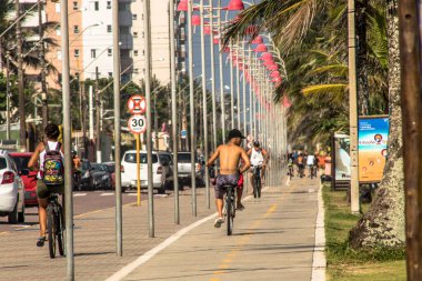 Itanhaem, Sao Paulo, Brezilya, 22 Ocak 2018. Sao Paulo 'nun güney kıyısındaki Itanhaem' in merkezindeki Beach Avenue gezinti alanında araç ve turizm trafiği.