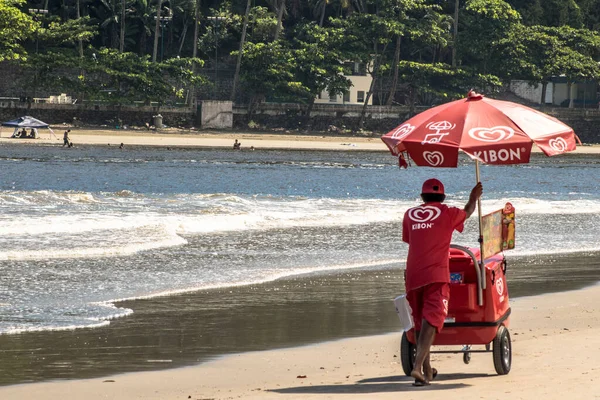 Itanhaem Brazylia Stycznia 2018 Sprzedawca Lodów Plaży Centrum Itanhaem Południowe — Zdjęcie stockowe