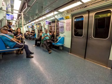 Sao Paulo, Brezilya, 17 Şubat 2018 Metro vagonuna. Sistem uzunluğu 66 km ve 4 milyon gün boyunca yolcu trafiği.